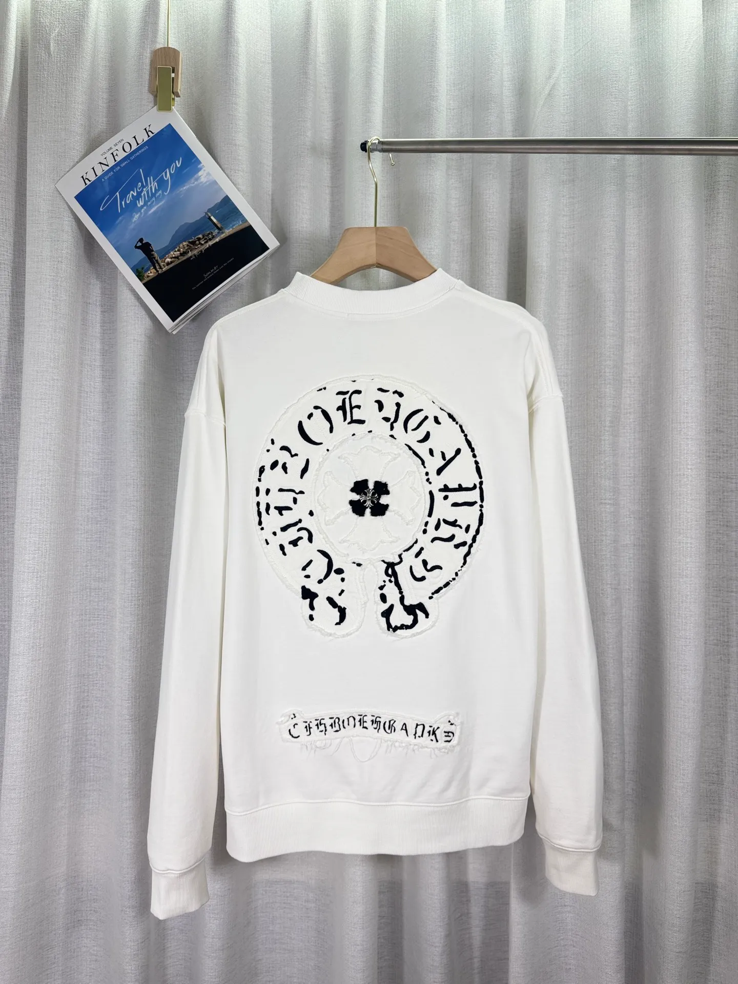 P260 top version, real shot without P, ​​different from market currency) 𝗖𝗵𝗿𝗼𝗺𝗲 𝗛𝗲𝗮𝗿𝘁𝘀/Cro Heart 2025 washed patch embroidery autumn and winter new original single counter American laser burnt 3D three-dimensional color embroidered couple casual sweatshirt 👑The highest version! Customized fabric 420g tripe terry fabric! American acid-washed and distressed original fabric laser burnt ✟appliqué embroidery and exquisite embroidery of letters! The best-selling model in the counter, very comfortable to wear. Accessories: original molded and authenticated collar label➕100% silk wash label. Genuine purchase-grade original hangtag➕matching hanging rope➕3D hanging beads➕original packaging bag. Craftsmanship: The original version has consistent wiring! The highest version of the armhole matching technique! Color: White Black Size: S M L XL Style No.: 25-303